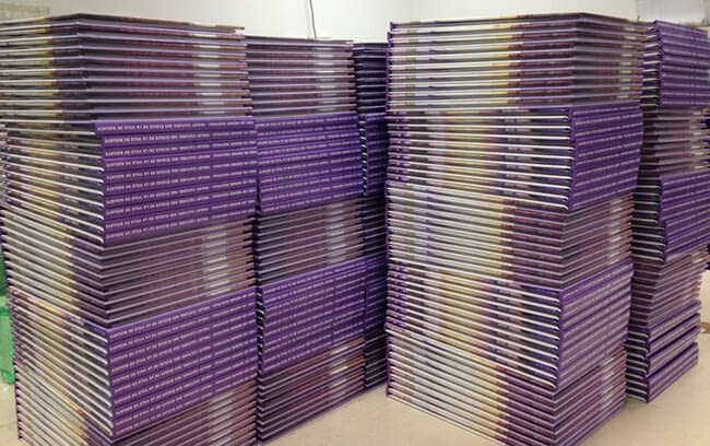 piles de livres violets avec couvertures rigides