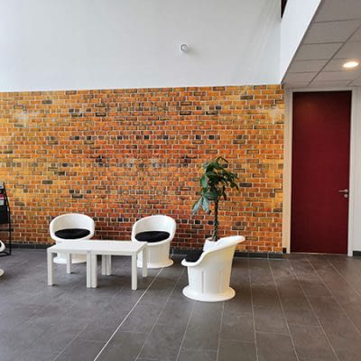 Toile tendue effet mur de briques et mobilier blanc