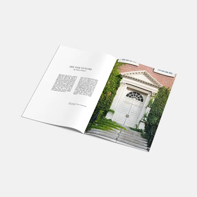 Brochure ouverte avec une photos d'une porte d'un bâtiment en briques rouges