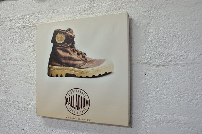 tableau décoratif marque boutique avec photo d'une chaussure de randonnée