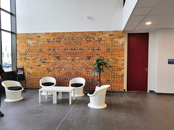Toile tendue effet mur de briques et mobilier blanc