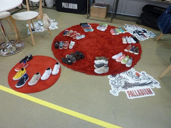 Adhesif sol avec découpe sur mesure à côté de tapis circulaires rouges et chaussures d'enfants