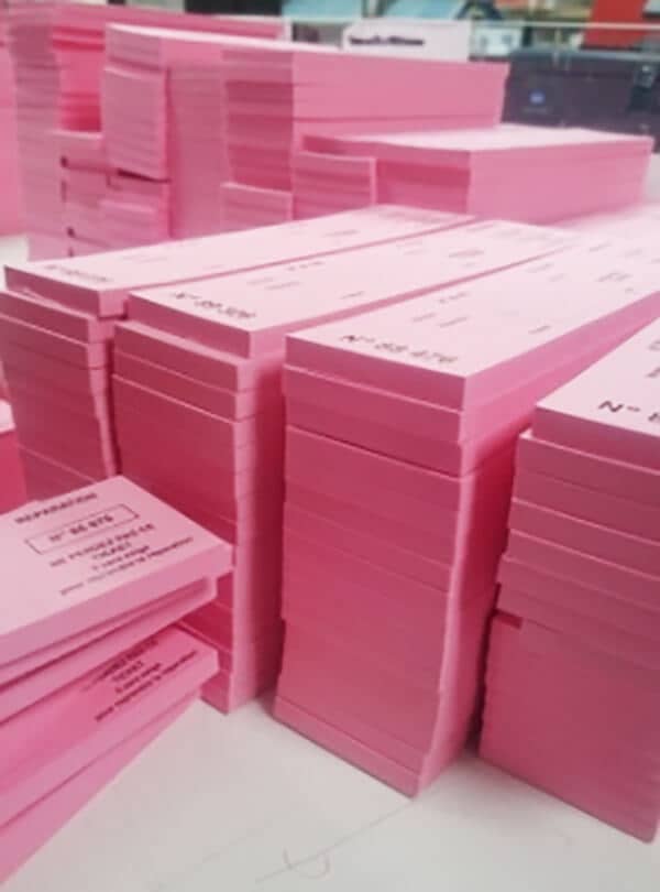 piles de billets roses avec numérotation