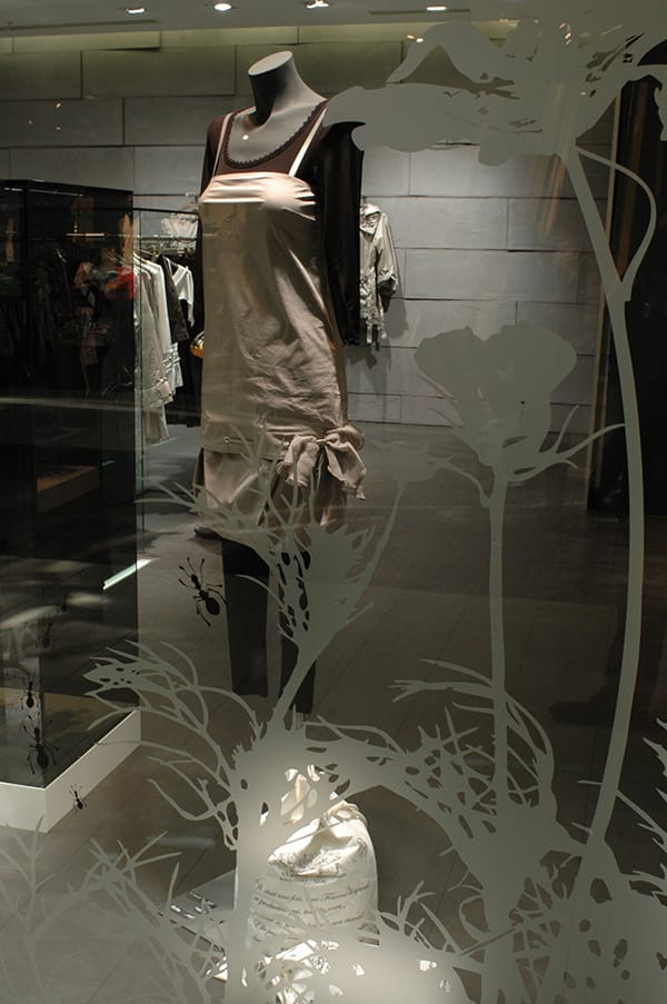 Vitrophanie dépoli effet fleurs sur vitrine devant un mannequin
