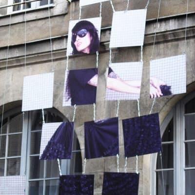 Visuel déstructuré avec photo de femme suspendu sur un mur en pierre